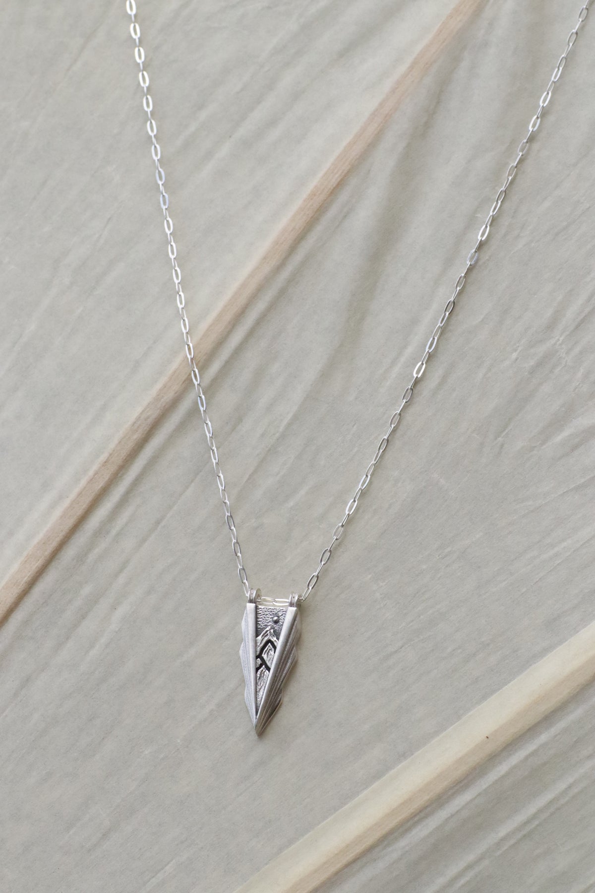 Deco Layered Mountain Momento